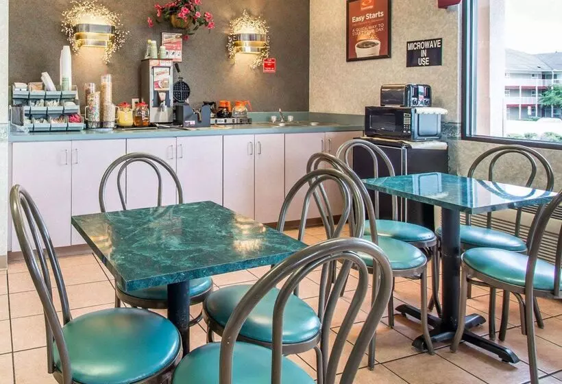 בית מלון כפרי Econo Lodge