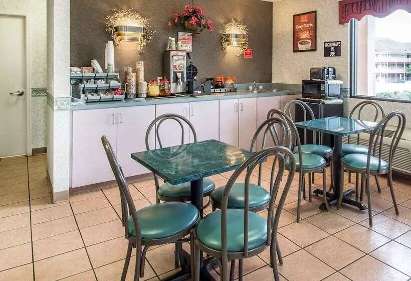 בית מלון כפרי Econo Lodge