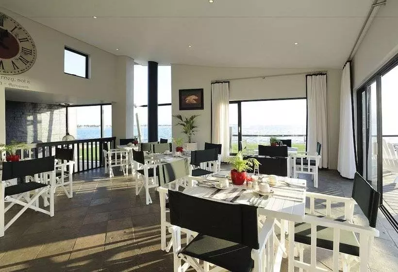 هتل Oyster Box Guesthouse