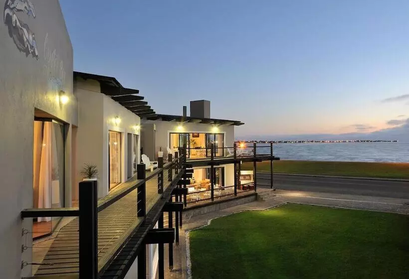 هتل Oyster Box Guesthouse