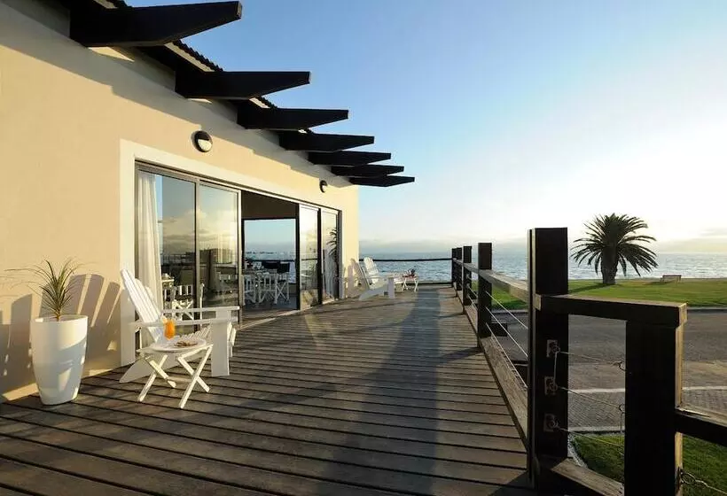 هتل Oyster Box Guesthouse