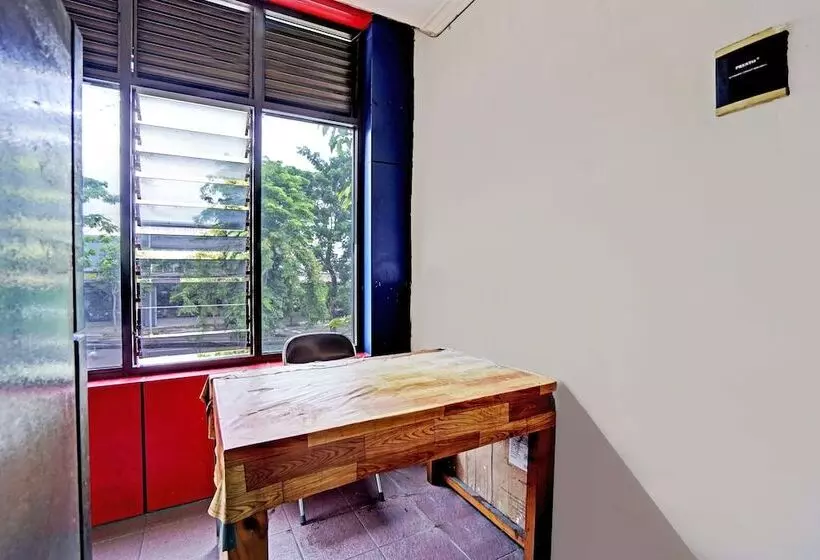 ホテル Oyo 91126 Kertajaya Residence Surabaya