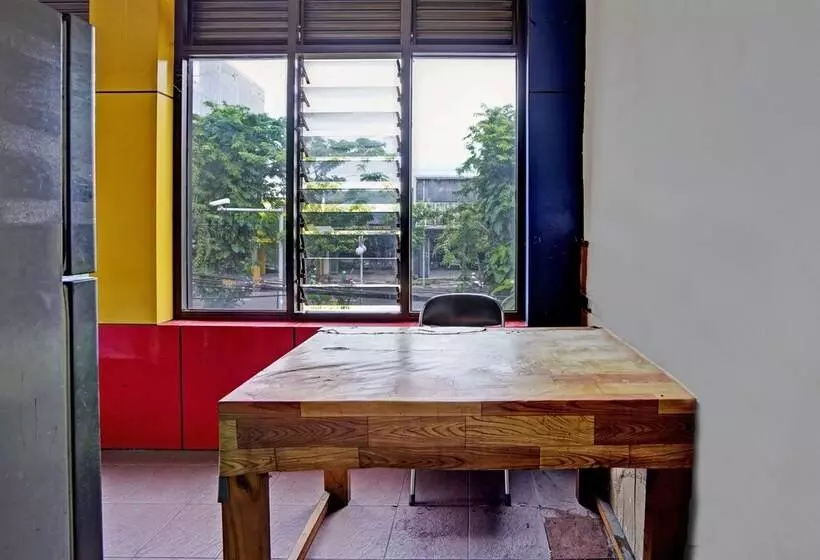ホテル Oyo 91126 Kertajaya Residence Surabaya