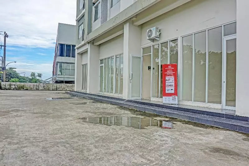 هتل Oyo 91139 Skyland Bogorienze Apartment