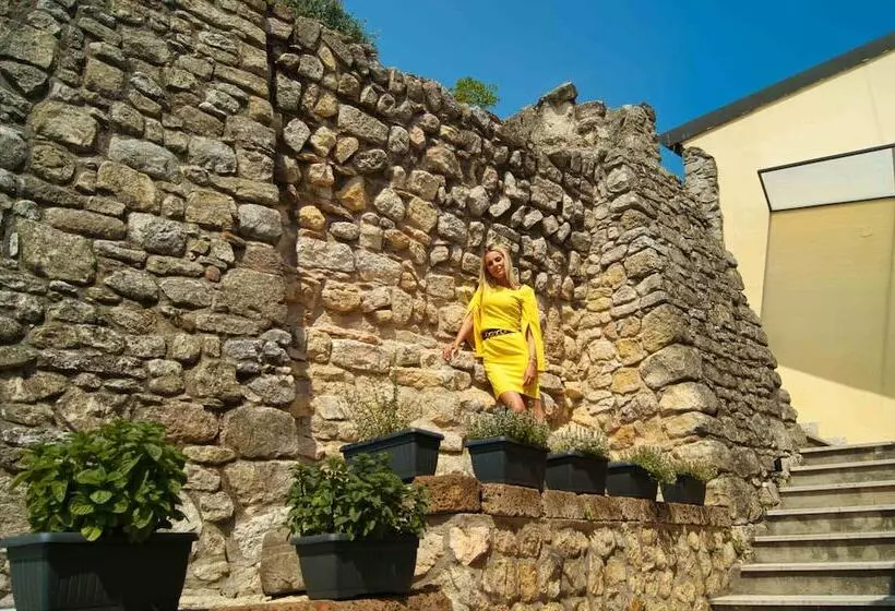 Hotelli Castrum Wine Relais