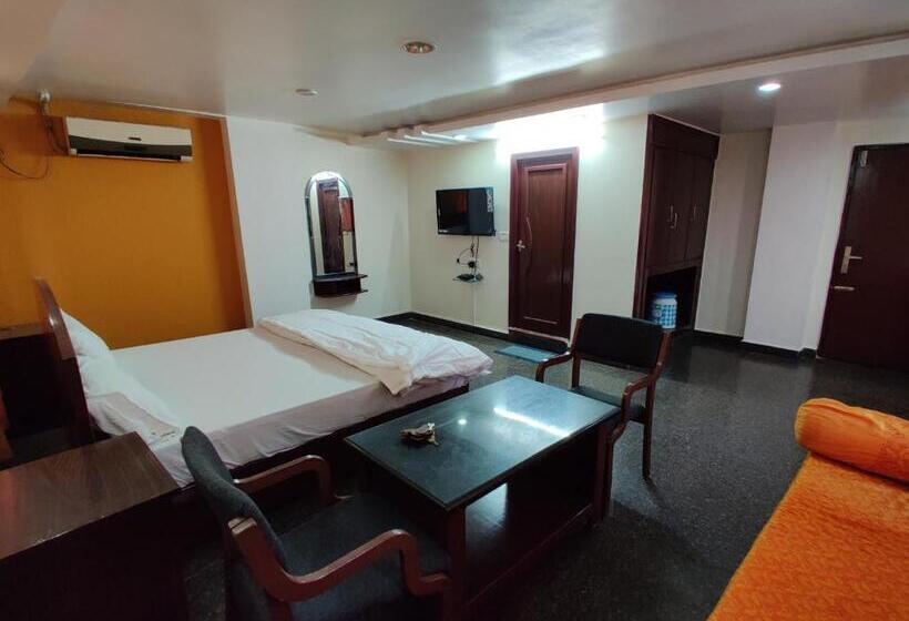 هتل Gangavaram Residency