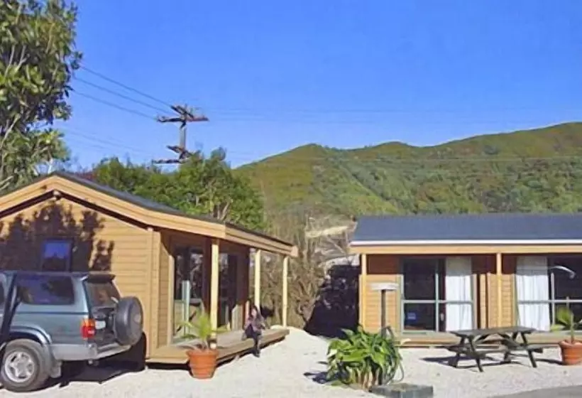 هتل Picton Campervan Park