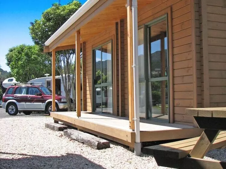 هتل Picton Campervan Park