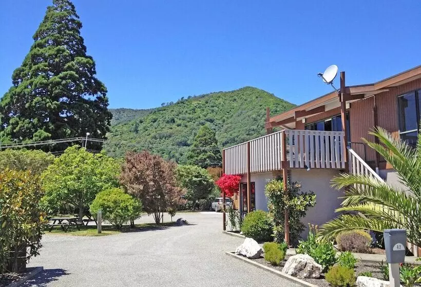 هتل Picton Campervan Park