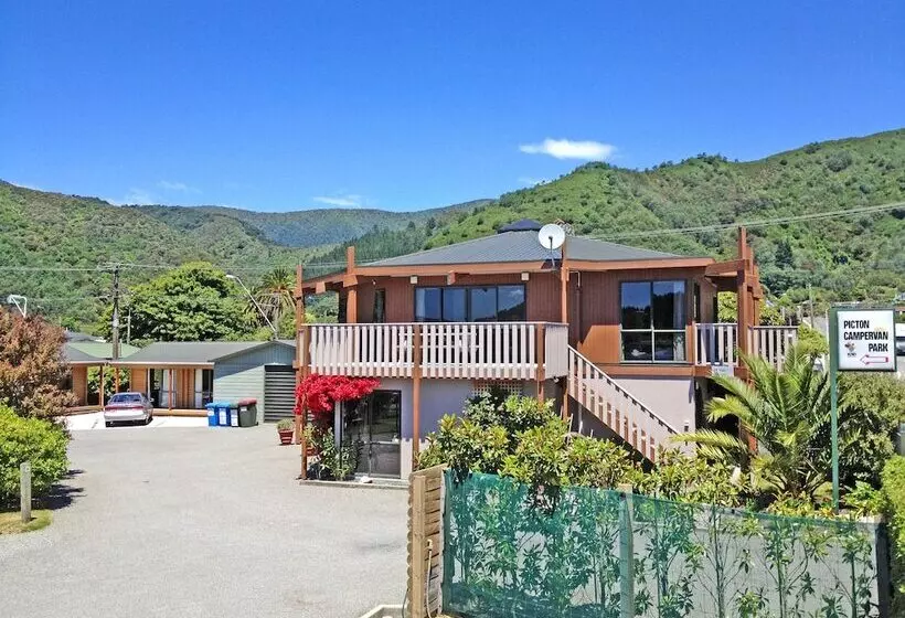 هتل Picton Campervan Park