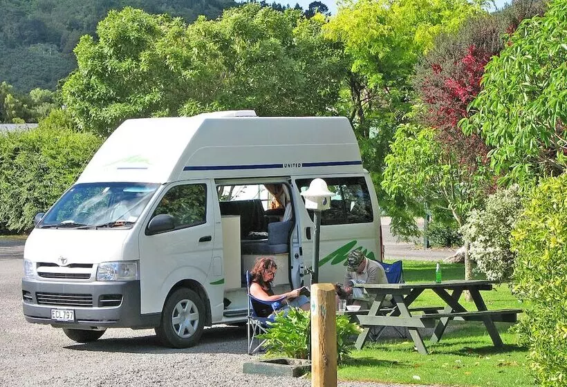 هتل Picton Campervan Park