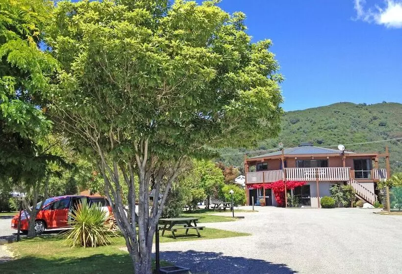 هتل Picton Campervan Park