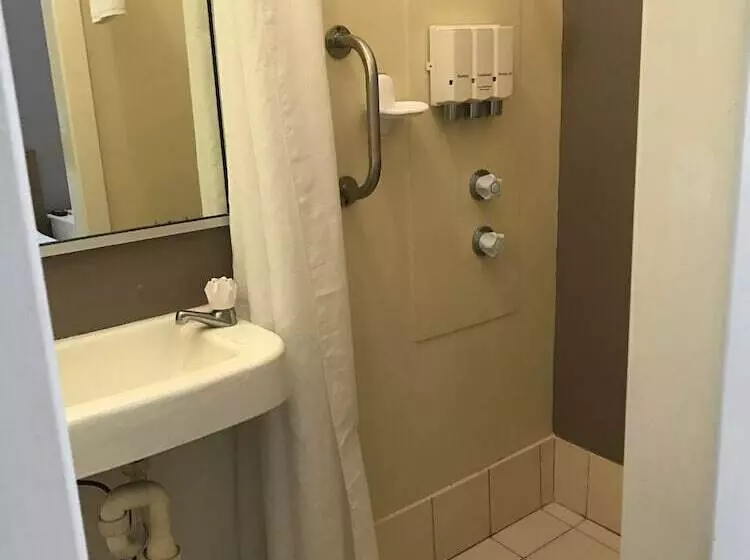 فندق على الطريق The Cubana Ballina