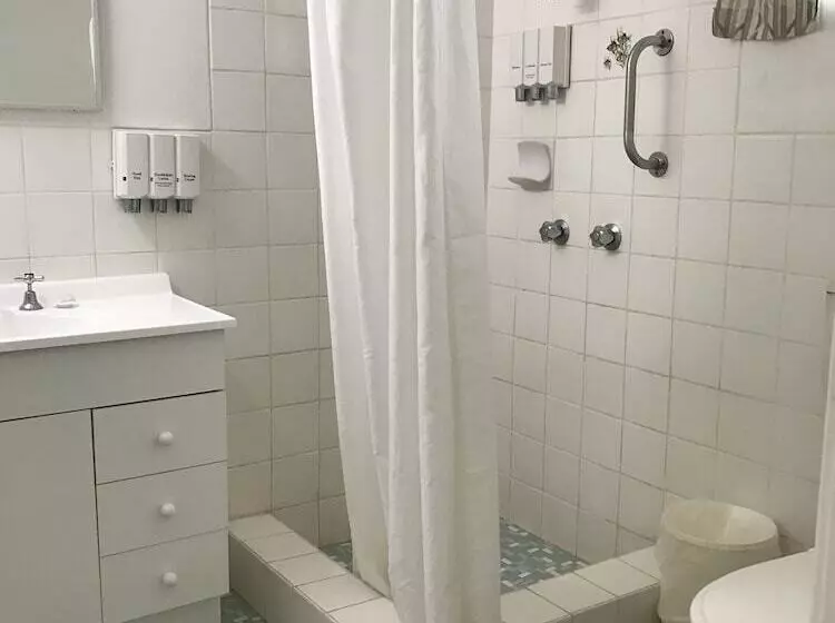 فندق على الطريق The Cubana Ballina