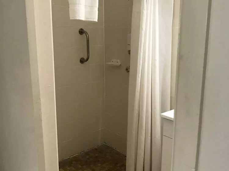 فندق على الطريق The Cubana Ballina