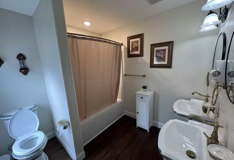 Holland Farmhouse Inn B&b