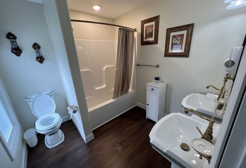 Holland Farmhouse Inn B&b