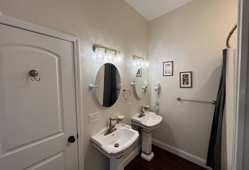 Holland Farmhouse Inn B&b