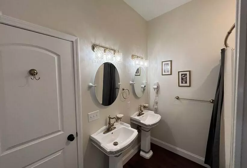 Holland Farmhouse Inn B&b