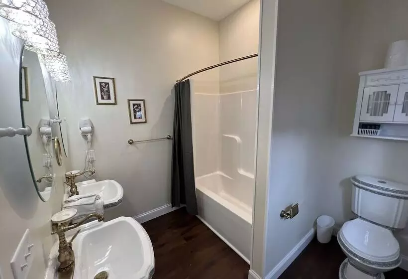 Holland Farmhouse Inn B&b