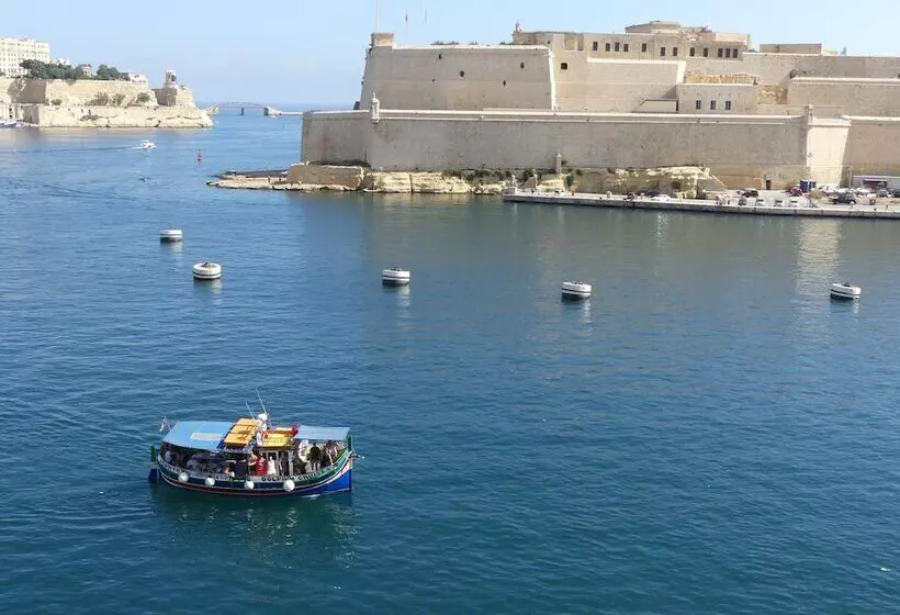 هتل Senglea Suites