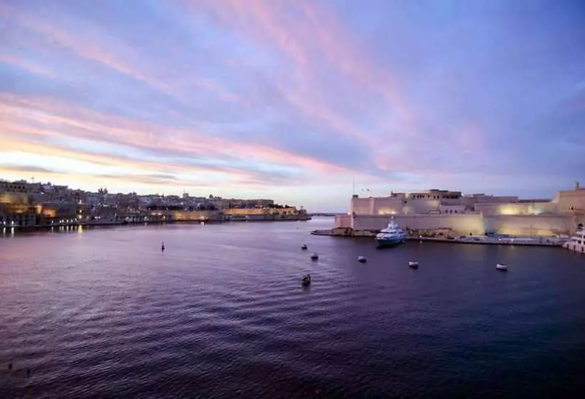 هتل Senglea Suites