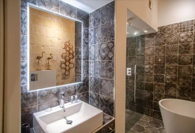 هتل Senglea Suites