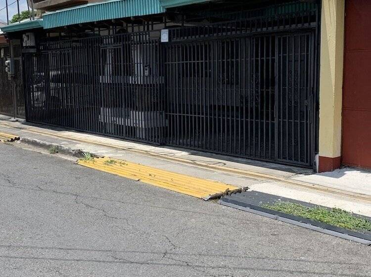 فندق صغير Global House Costa Rica Backpackers