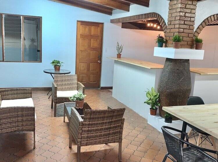 فندق صغير Global House Costa Rica Backpackers