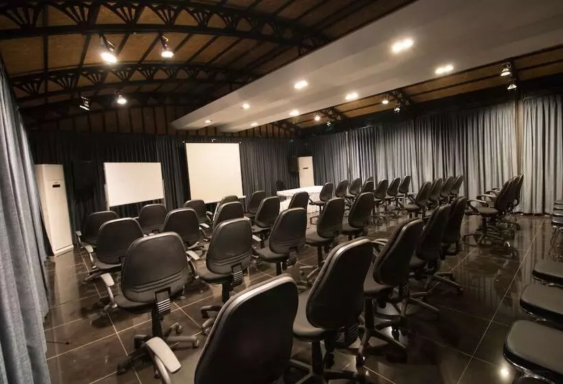 Hotelli Inthira Vang Vieng