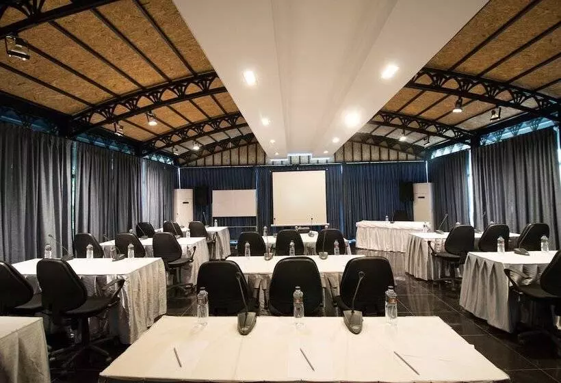 Hotelli Inthira Vang Vieng