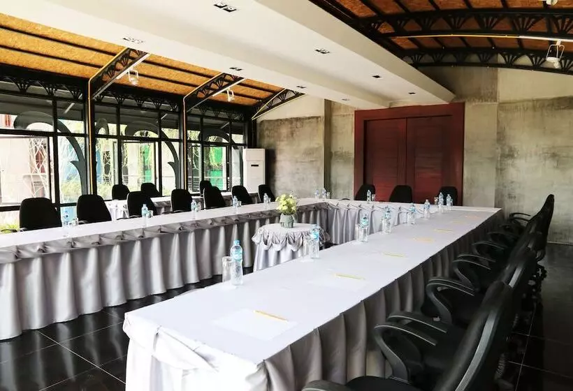 Hotelli Inthira Vang Vieng