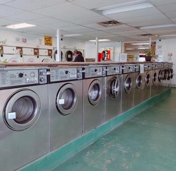 מוטל Kootenay Country Inn