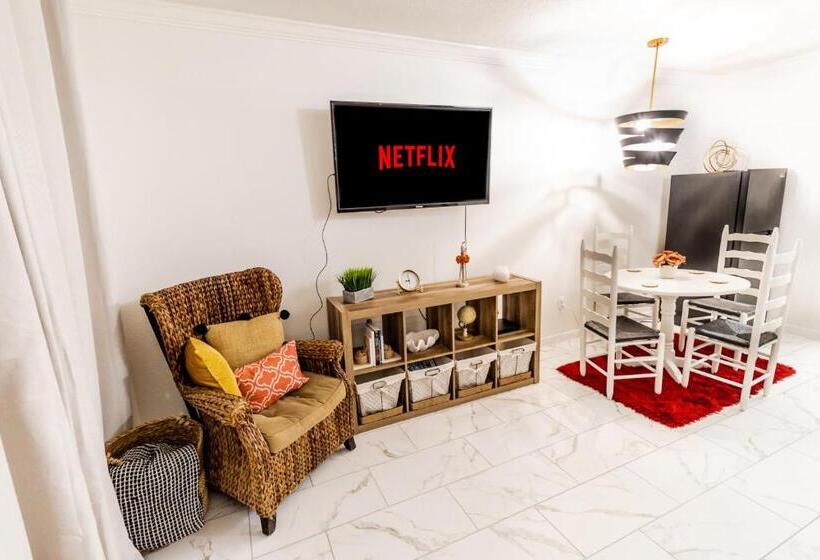 Crimson Beach Escape Ocean View Hottub  Pool Longstay   1 Queen Bedroom Plus Alcove Bunk Beds And A