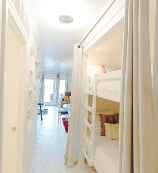 Crimson Beach Escape Ocean View Hottub  Pool Longstay   1 Queen Bedroom Plus Alcove Bunk Beds And A