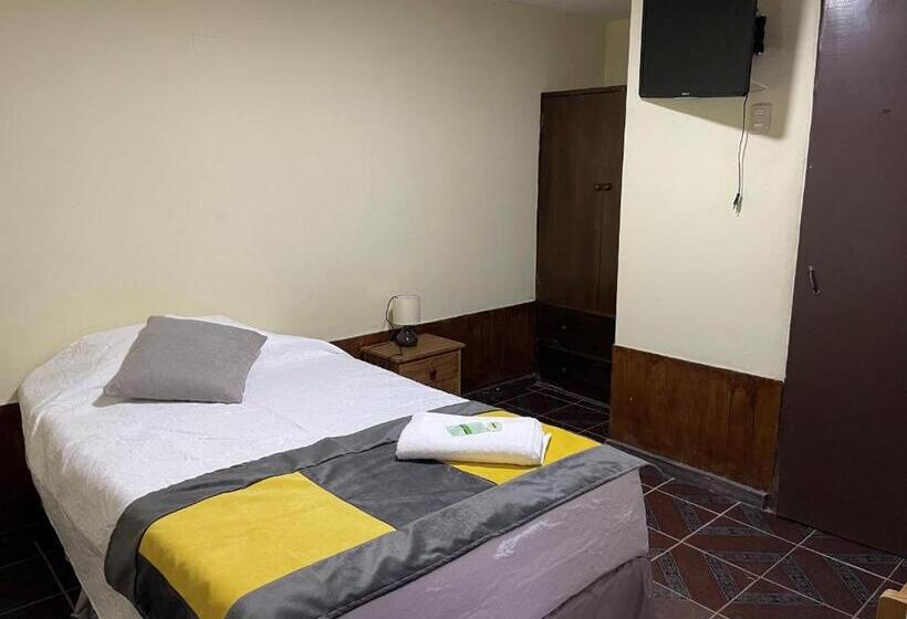 بنسيون Hostal Cecil +