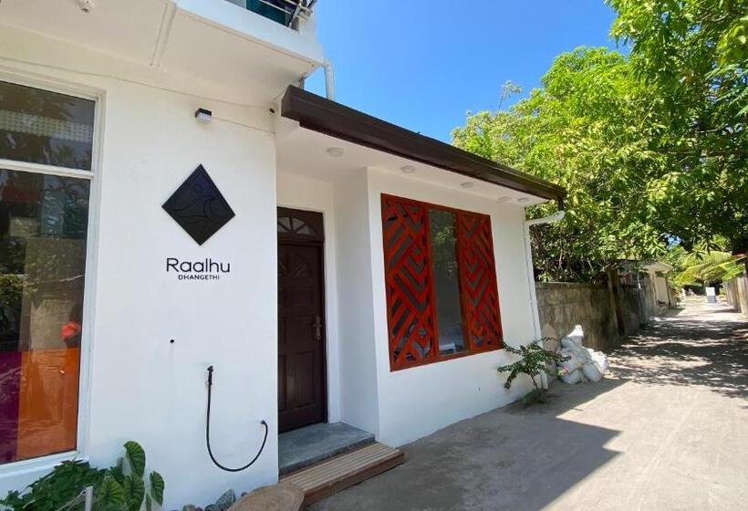 تختخواب و صبحانه Raalhu Dhangethi