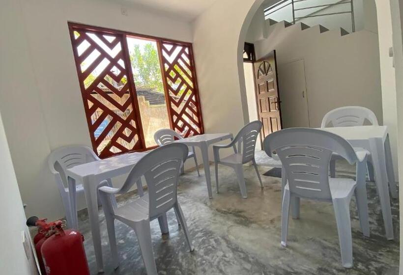 تختخواب و صبحانه Raalhu Dhangethi