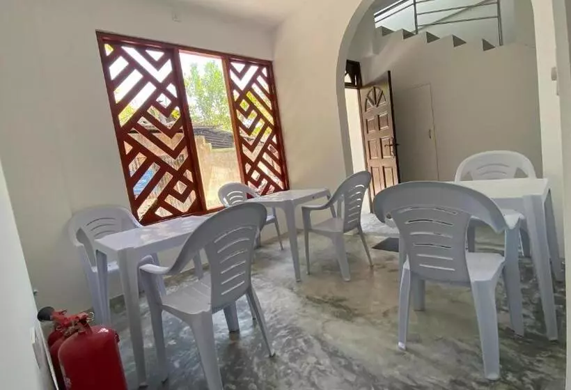 تختخواب و صبحانه Raalhu Dhangethi