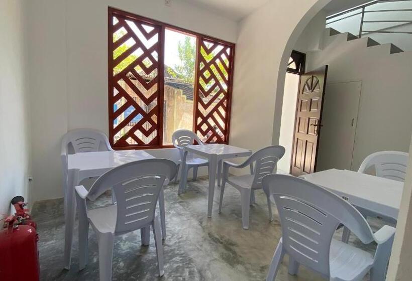 تختخواب و صبحانه Raalhu Dhangethi