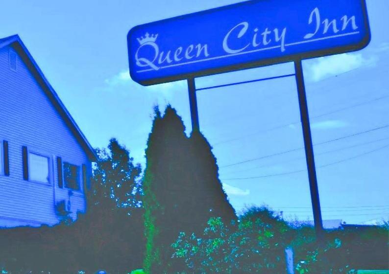 فندق على الطريق Queen City Inn