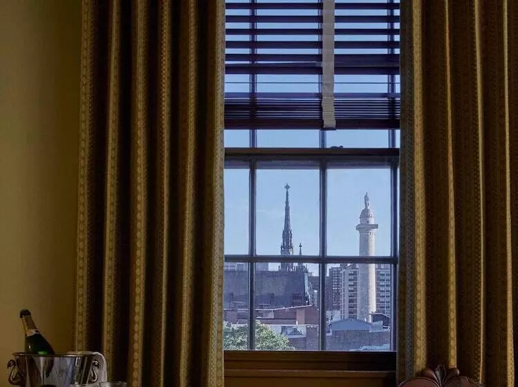 Hotelli Ulysses, An Ash