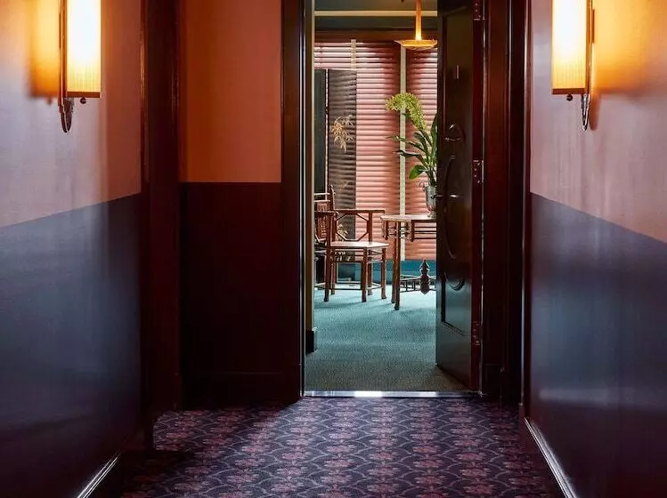 Hotelli Ulysses, An Ash