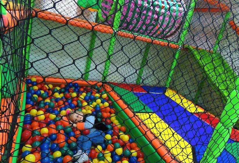 هتل Recanto Dos Dinossauros