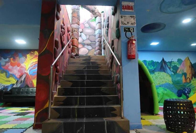 هتل Recanto Dos Dinossauros