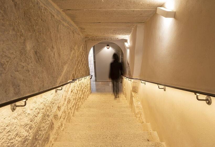 Отель Domaine Et Château De Valinches