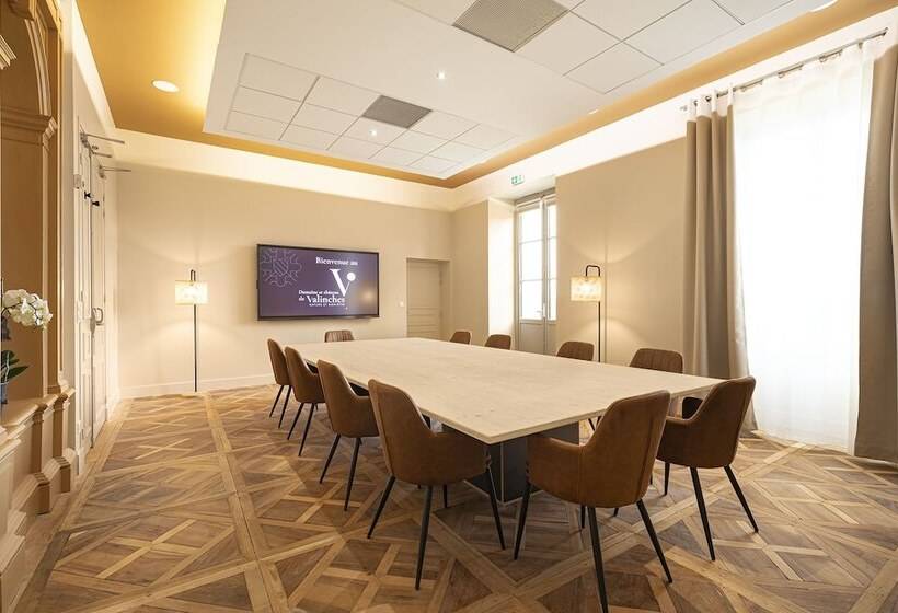 Отель Domaine Et Château De Valinches