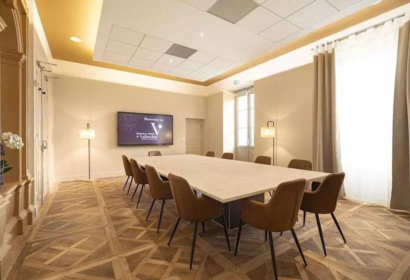 Hotelli Domaine Et Château De Valinches