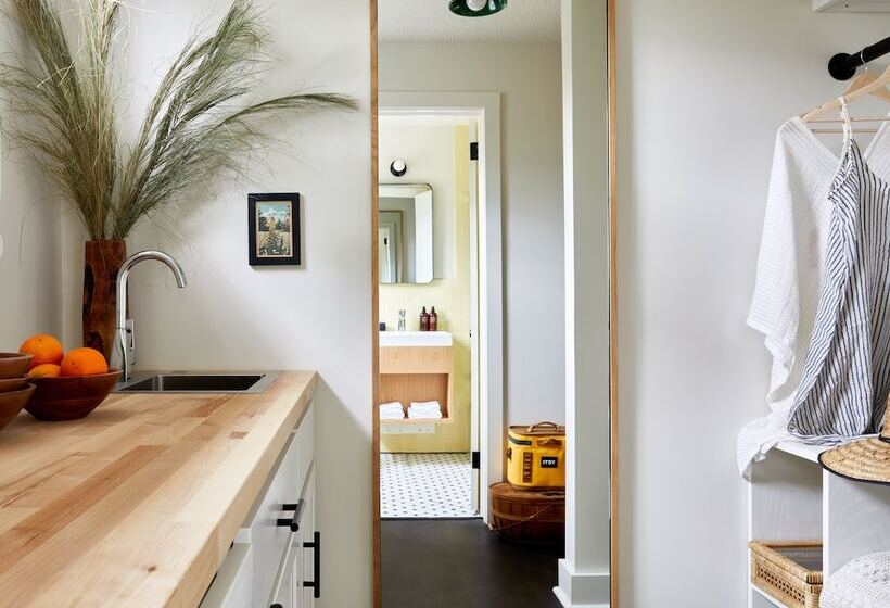 فندق Bluebird Dennisport