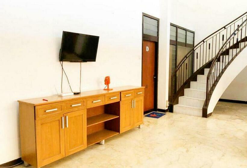 فندق Koolkost Near Universitas Wijaya Kusuma